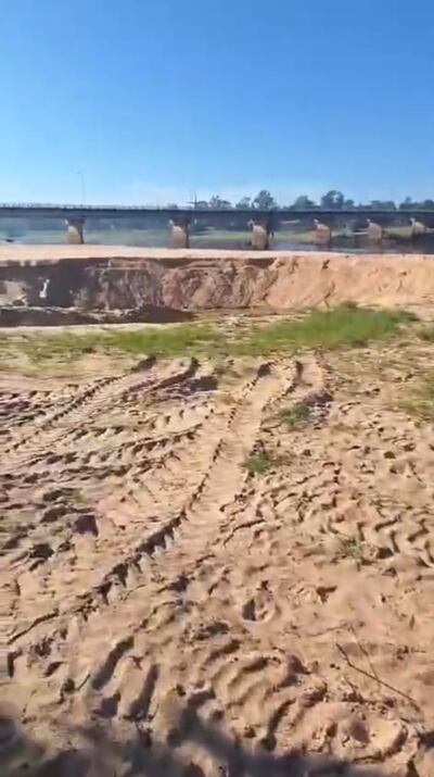 Extraen arena de la playa del río Tebicuary y dejan una enorme zanja en Caapucú.