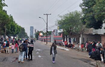 Integrantes de la Organización Nacional de Aborígenes Independientes, apostados frente al Indi, pretende marchar hoy hacia el microcentro de Asunción.