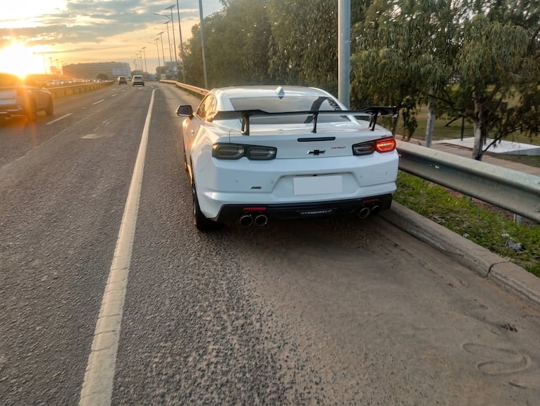 Parte trasera del Chevrolet Camaro blanco, guiado por Alejandro Nicolás Morel Rozzano. Foto: Gentileza Policía Nacional.