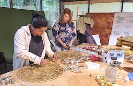 Norma Fretes, viuda de Koki Ruiz, acompañando el trabajo en el taller de la Barraca.