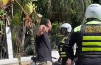 Un video viral captó el momento en que agentes de la Policía Municipal de Tránsito (PMT) de Asunción protagonizaron un fuerte cruce con un conductor.