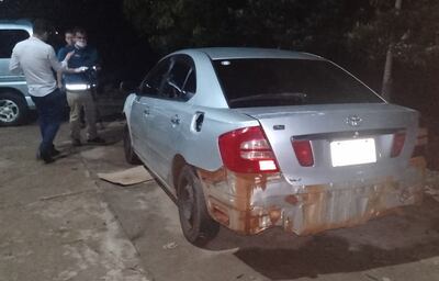 El automóvil y la víctima fueron abandonados en una calle sin salida.