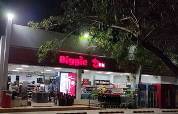 Fachada de la tienda que fue asaltada anoche.