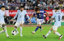 Japón inclinó la balanza a su favor contra Uruguay con dos goles en tiempo adicional.