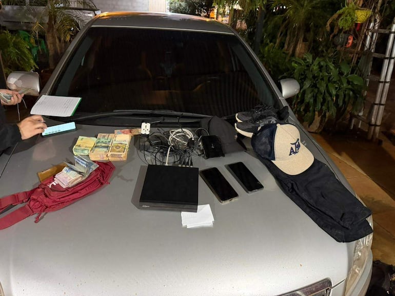 Los agentes policiales se incautaron de varias evidencias durante la detención de Wilson Orlando López Almirón.