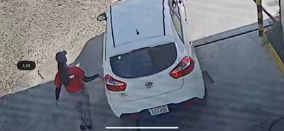 Conductor carga combustible y se fuga.