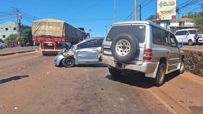 Camión se quedó sin frenos y provocó múltiple choque en Encarnación