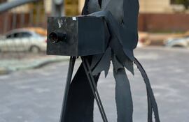 La artista Ingrid Seall recreó la figura de Fulgencia y su cámara en una escultura emplazada en la Plaza de la Democracia.