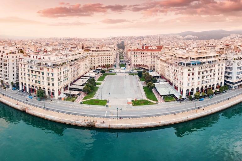 Tesalónica, Grecia, Plaza Aristóteles con cafés y edificios de hotel.