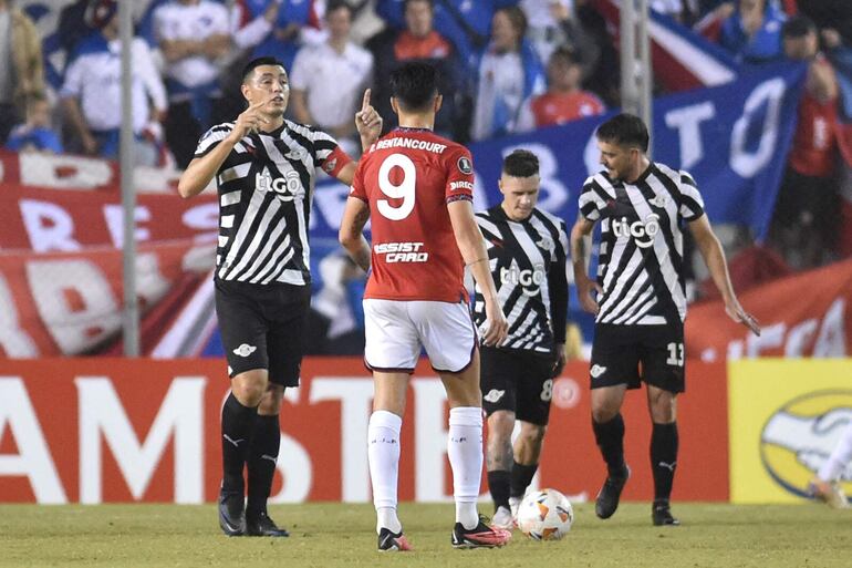 Óscar Cardozo (i), delantero de Libertad, celebra un gol en el partido frente a Nacional por la fase de grupos de la Copa Libertadores 2024 en el estadio La Huerta, en Asunción.