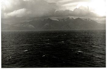El estrecho de Magallanes, tormentoso, y las montañas nevadas a pesar de ser mediados de febrero (Foto de Jesús Ruiz Nestosa).