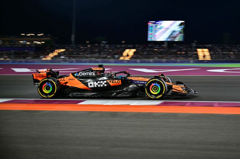 El monoplaza McLaren del piloto australiano Oscar Piastri en la carrera sprint del Gran Premio de Qatar en el Circuito Internacional de Losail, en Losail, Qatar.