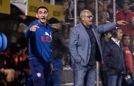 Los entrenadores Manolo Jiménez (i) y Francisco Arce en el partido entre Guaraní y Cerro Porteño.