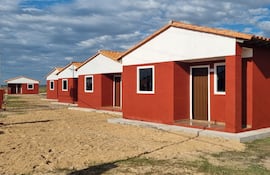 Entregan 51 viviendas sociales a familias de Villa Florida.