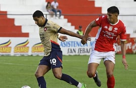 Cecilio Domínguez (i), jugador de Cerro Porteño, domina el balón en un partido frente a General Caballero por la octava fecha del torneo Apertura 2025 del fútbol paraguayo en el estadio Ka'arendy, en Juan León Mallorquín, Paraguay.