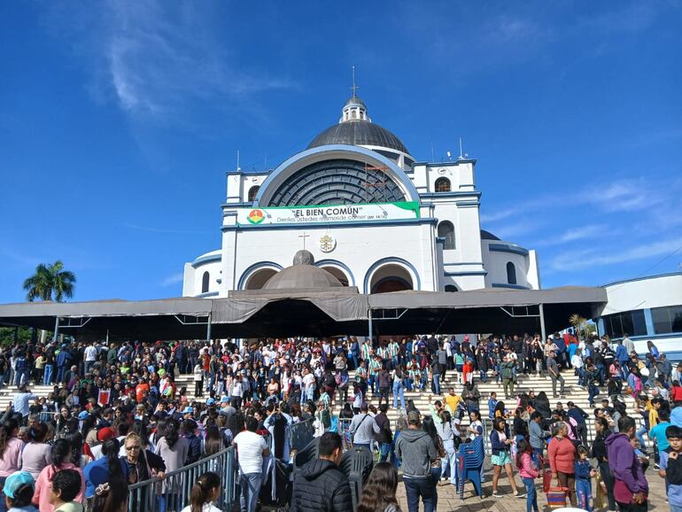 Miles de fieles participó esta mañana de la misa que se ofició en Caacupé.