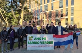 Vecinos del barrio Santísima Trinidad se manifestaron frente al Ministerio del Ambiente y Desarrollo Sostenible.