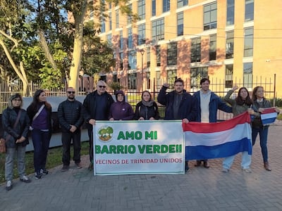 Vecinos del barrio Santísima Trinidad se manifestaron frente al Ministerio del Ambiente y Desarrollo Sostenible.