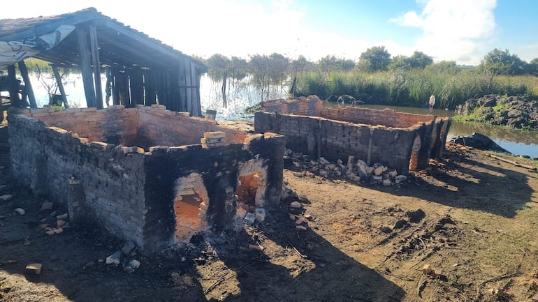 Estructuras de ladrillo destruidas en un entorno rural, con escombros y vegetación alrededor, reflejando los daños por inundación.