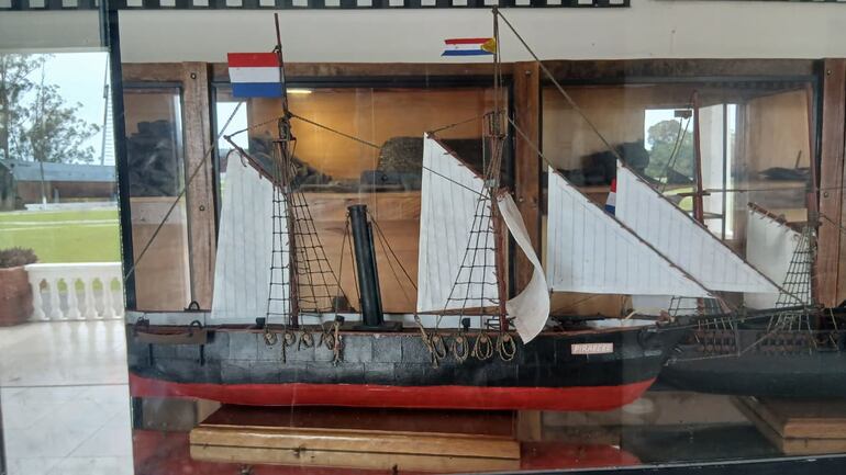Así luce la réplica del Pirabebé, uno de los históricos buques paraguayos que forman parte de la memoria naval de la Guerra de la Triple Alianza, exhibida en el Parque Nacional Vapor Cué, en Caraguatay.