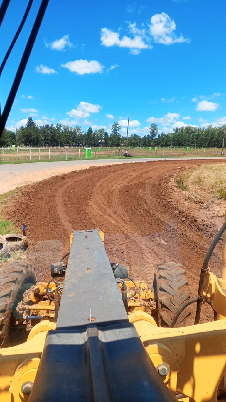 Parte de los trabajos que se realizan actualmente en el Autódromo VRD de Capiatá, aprovechando el inmejorable clima de la jornada.
