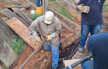 Técnicos de la Ande trabajan para la reparación total de la avería en la subestación de Luque. (gentileza).