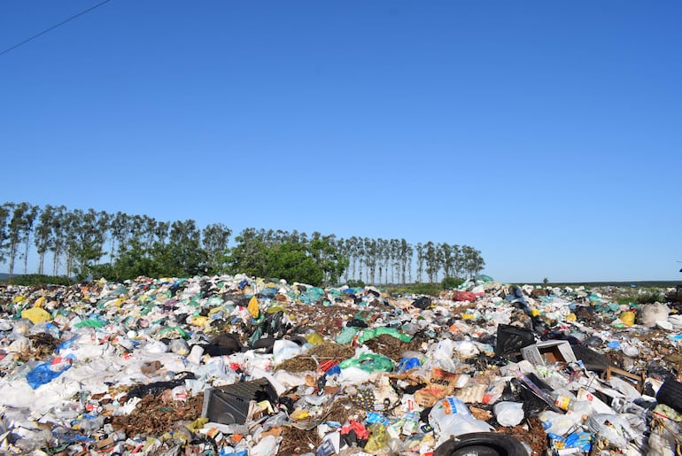El vertedero municipal opera sin licencia ambiental y genera un foco de contaminación ambiental en Paraguarí.