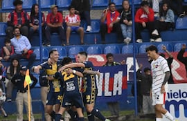 Clementino González festeja su gol, el segundo de Triqui, junto a Fernando Romero y Gustavo Viera, detrás lo sufre Bigote Domínguez Huertas esta tarde en Villa Elisa.
