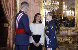 La princesa Leonor, el rey Felipe VI y la reina Letizia antes de los discursos en el Salón del Trono del Palacio Real en el marco de la ceremonia de la Pascua Militar, un solemne acto castrense que reúne a la cúpula de los tres ejércitos y de la Guardia Civil, este martes. (EFE/ J.J. Martín / POOL)