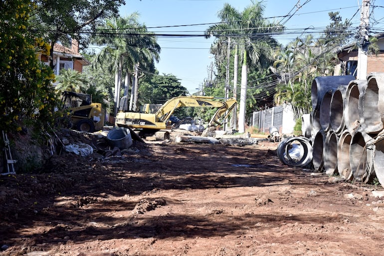 Máquinas de la contratista sobre Capitán Maciel y Nuestra Señora del Carmen, zona de obras de Santo Domingo, Asunción.