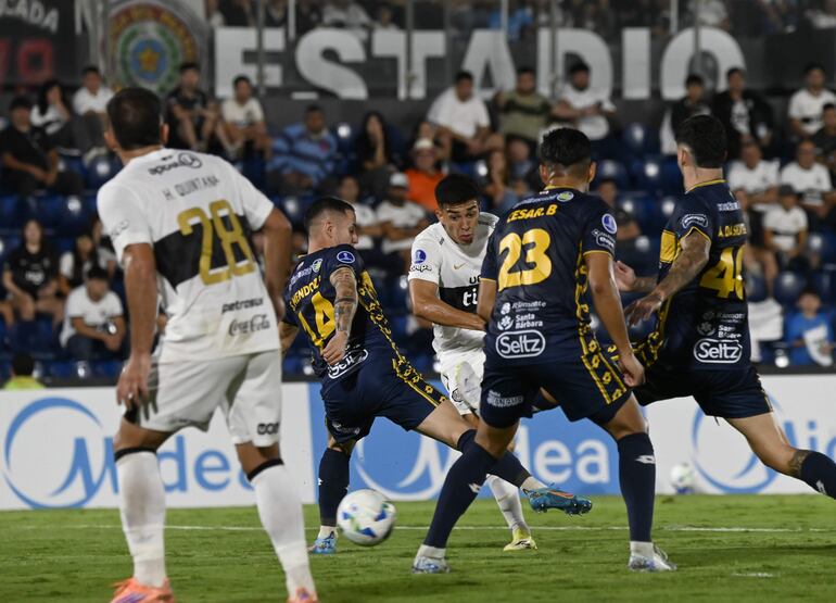 Momento exacto en que el nuevo futbolista de Olimpia, Rubén Darío Lezcano Portillo  (22 años), sacó el remate colocado para vencer al portero Matías Dufour, ante la marca de Mendoza.
