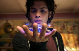 Xolo Maridueña interpreta a Jaime Reyes, el joven que inesperadamente se transforma en "Blue Beetle".