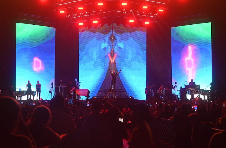 Cuatro grandes pantallas led y una gran puesta de luces acompañaron el show de Alejandro Sanz, enmarcado en la gira "Sanz en vivo".
