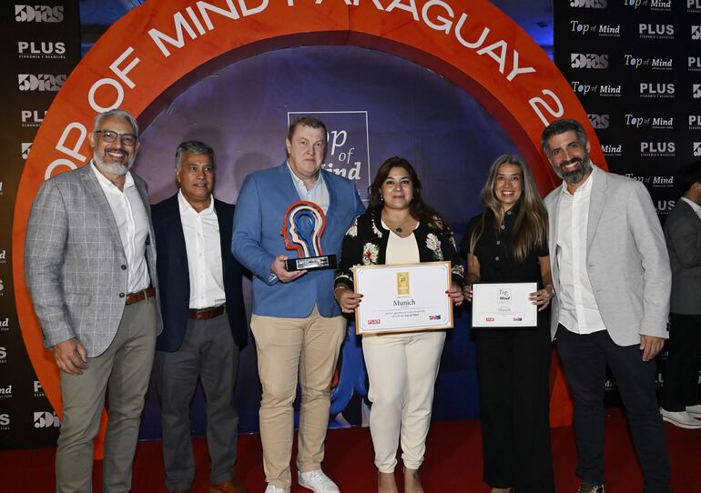 Con orgullo, el equipo de Embotelladora Central (Emcesa) muestra el galardón de Munich Chopp que se posiciona como la primera opción que recuerdan los consumidores al pensar en chopp.