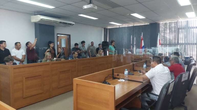 Sesión en la Junta Municipal de San Lorenzo en la que convocaron a Felipe Salomón intendente para que explique retrasos en obras donde raudal arrastró a niño de 12 años.