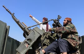 Combatientes talibanes en una posición de defensa antiaérea.