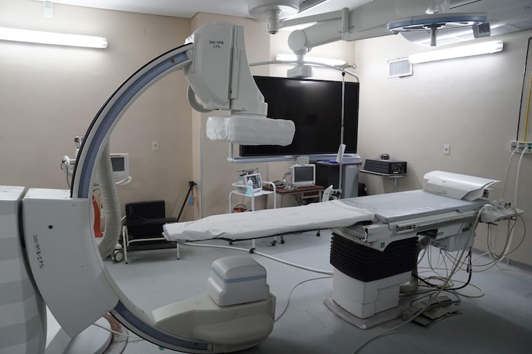 Entorno de quirófano en el IPS, preparado para procedimientos médicos con equipos avanzados y mesa cubierta.