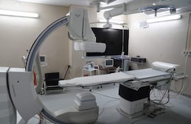 Entorno de quirófano en el IPS, preparado para procedimientos médicos con equipos avanzados y mesa cubierta.