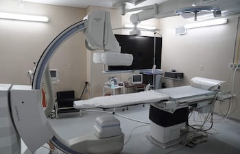 Entorno de quirófano en el IPS, preparado para procedimientos médicos con equipos avanzados y mesa cubierta.