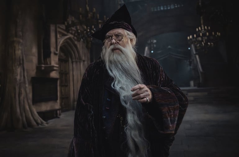 John Litgow como Albus Dumbledore.