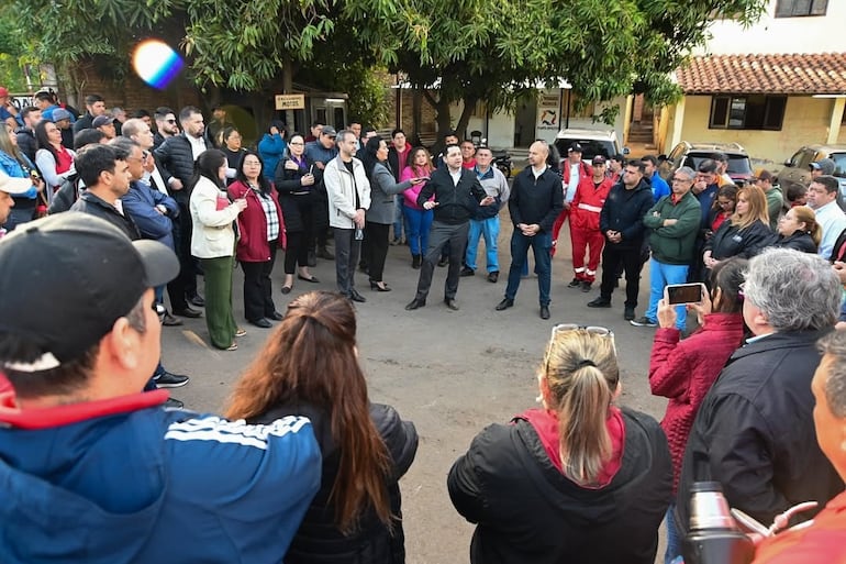 El concejal Yamil Esgaib (ANR-HC) y Ramón Nicolás Duarte, su concuñado y director de Vialidad, en la planta asfáltica, junto al intendente de Asunción, Luis Bello (ANR-HC)