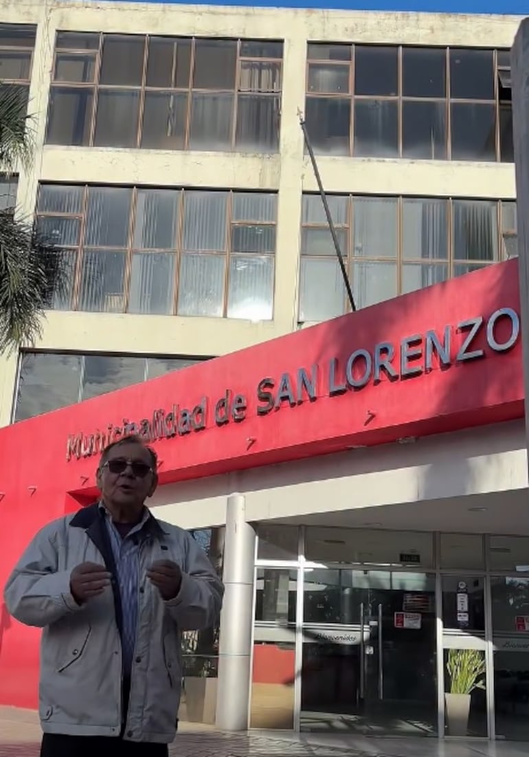 Daniel Vargas frente a la Municipalidad de San Lorenzo.