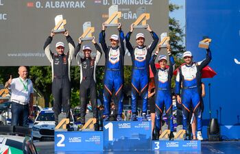 Así quedó el podio de la WRC3 y la JWRC: 1) Ali Türkkan-Oytun Albayrak (centro), 2) Taylor Gill-Daniel Brkic (izquierda) y 3) Diego Domínguez Bejarano-Rogelio Peñate. Todos celebran levantando sus respectivos trofeos.