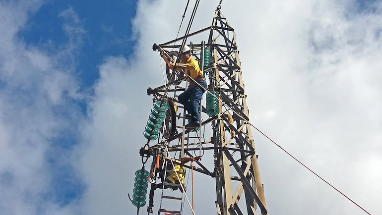 El caso más claro es el de la electricidad, donde la Carta Orgánica de la Administración Nacional de Electricidad (ANDE) le otorga la exclusividad del abastecimiento público de energía eléctrica y alumbrado.