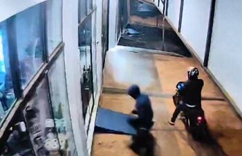 El circuito cerrado captó el momento del hurto perpetrado por los dos delincuentes en una farmacia. Se llevaron fármacos para adelgazar.