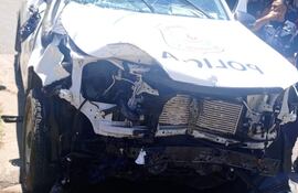 Así quedó la patrullera volcó en barrio Tacumbú de Asunción, tras persecución a un motochorro.