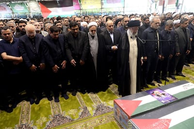 El ayatolá Alí Jameneí, líder supremo religioso de Irán, encabeza este jueves una oración ante los ataúdes de Ismail Haniyeh, jefe político de Hamás.
