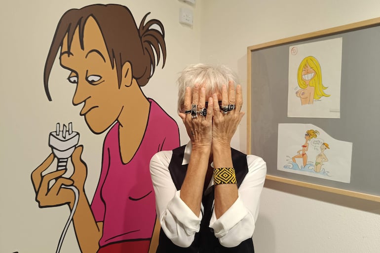 Maitena Burundarena junto a varios de sus dibujos.