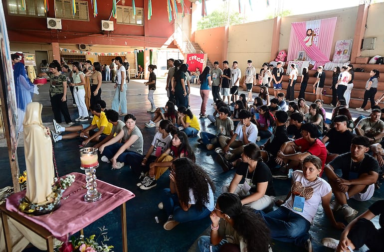 Jóvenes participan de una dinámica en la Pascua Joven de Trinidad.