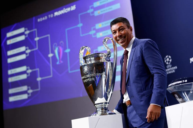 El brasileño Giovane Elber durante el sorteo de los octavos de final de la Liga de Campeones de Europa en el House of European Football, en Nyon, Suiza.